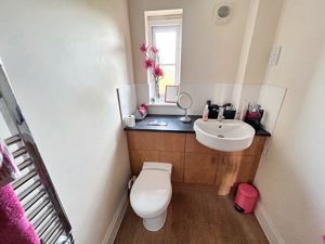 En-suite shower room- click for photo gallery
